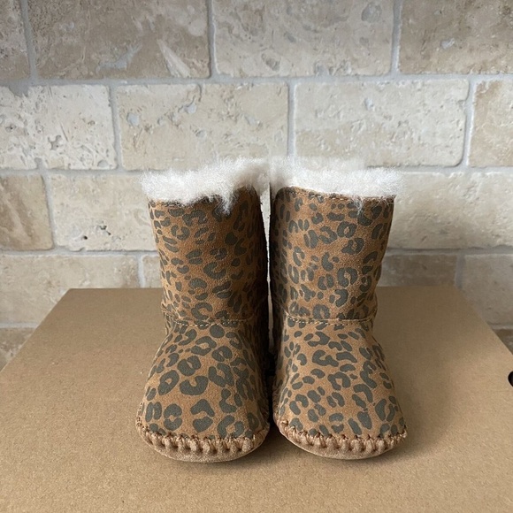 Ugg Cassie Leopard Print Infant Boots 2/3 - Picture 3 of 13